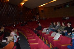 alt=&quot;Kolejne zdjęcie z widokiem na salę kina TUR, widać osoby przybyłe na debatę.&quot;