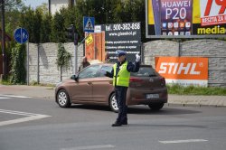 alt=&quot;Policjant kierujący ruchem na ulicy Chopina.&quot;